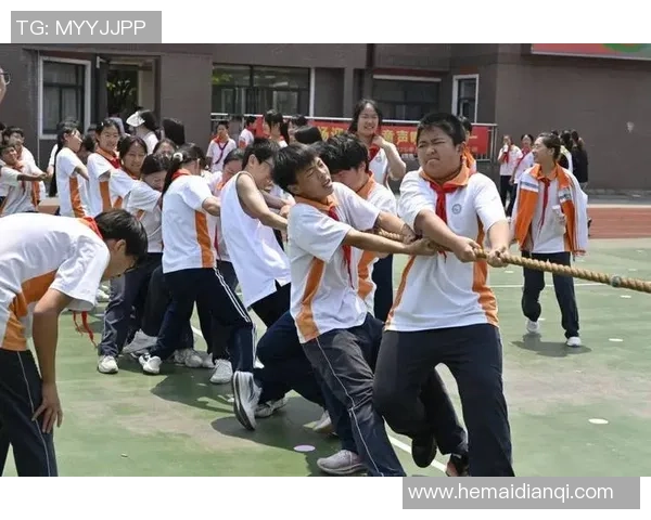 操场上同学们踢足球的欢声笑语与团结合作的精神交织在一起